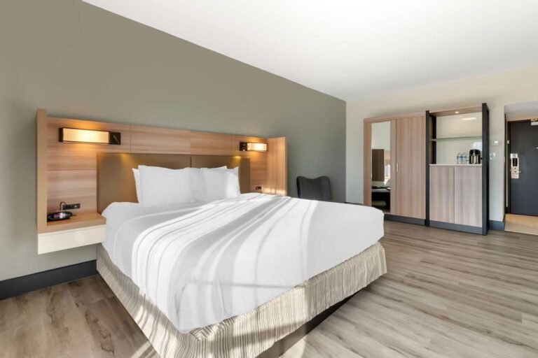 Best Western Plus Atlanta hotel room 768x512