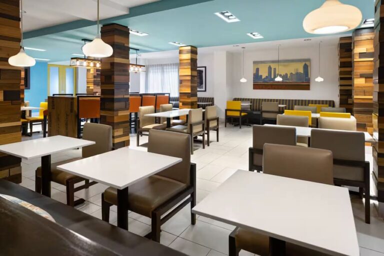la quinta inn hotel atlanta bar 2 768x512