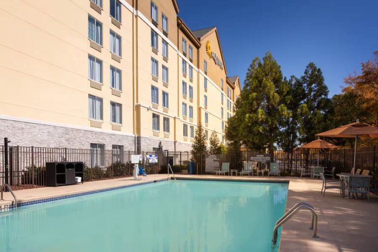 la quinta inn hotel atlanta pool 768x512