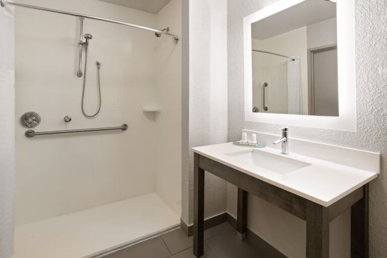 la quinta inn hotel atlanta room 2 768x512