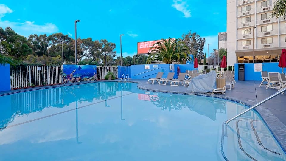 Motel 6 Los Angeles pool